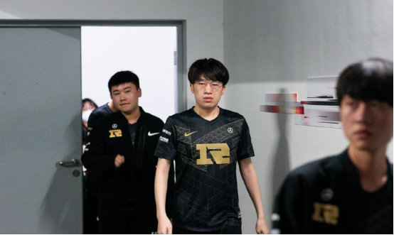 给对手出其 给对手出其